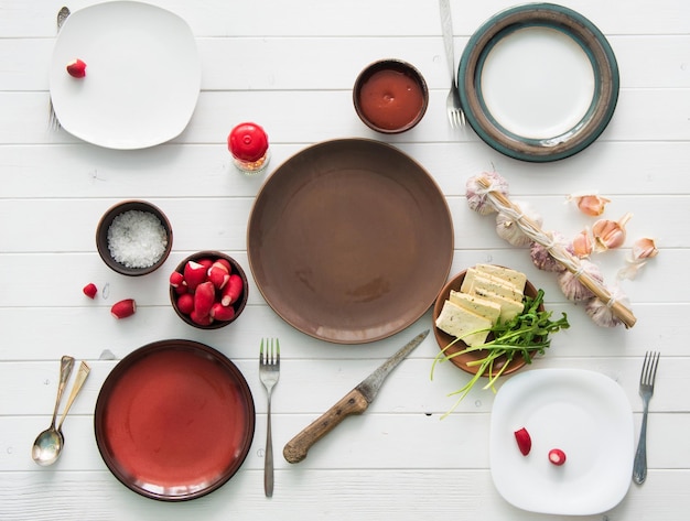 Stół z potrawami i przyborami